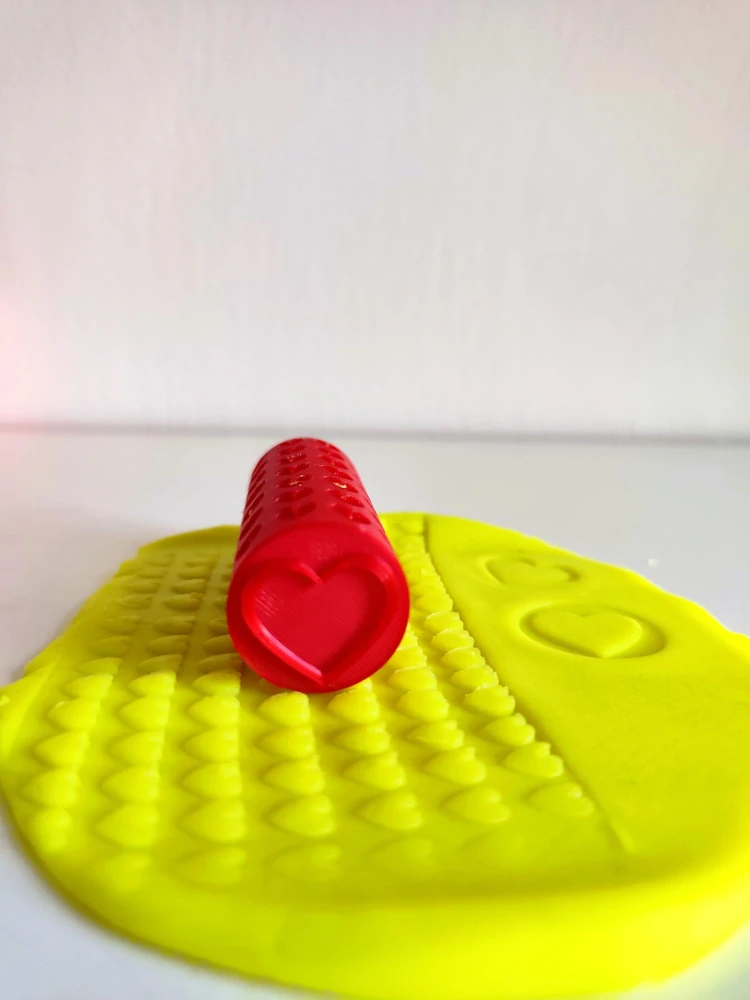 Reliefní váleček – srdíčka 8 cm