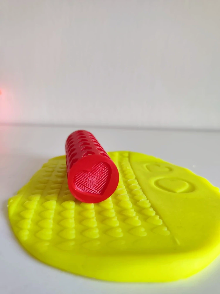 Reliefní váleček – srdíčka 8 cm