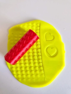 Reliefní váleček – srdíčka 8 cm